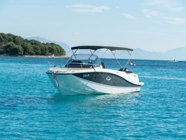 Quicksilver Activ 755 Sundeck de alquiler a Trogir