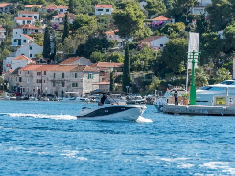 Alquiler de Quicksilver Activ 755 Sundeck en Trogir