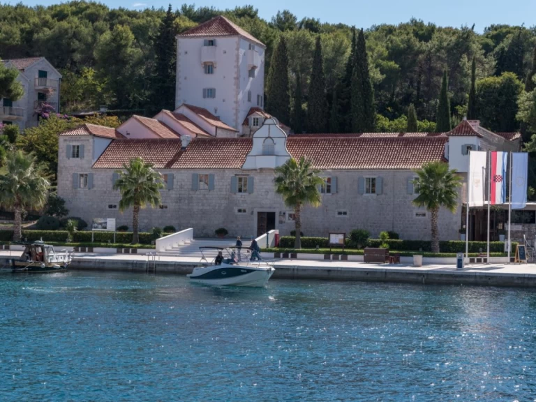 Alquiler de barcos Trogir barato de Activ 755 Sundeck
