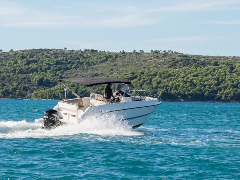 Quicksilver Activ 805 de alquiler a Trogir