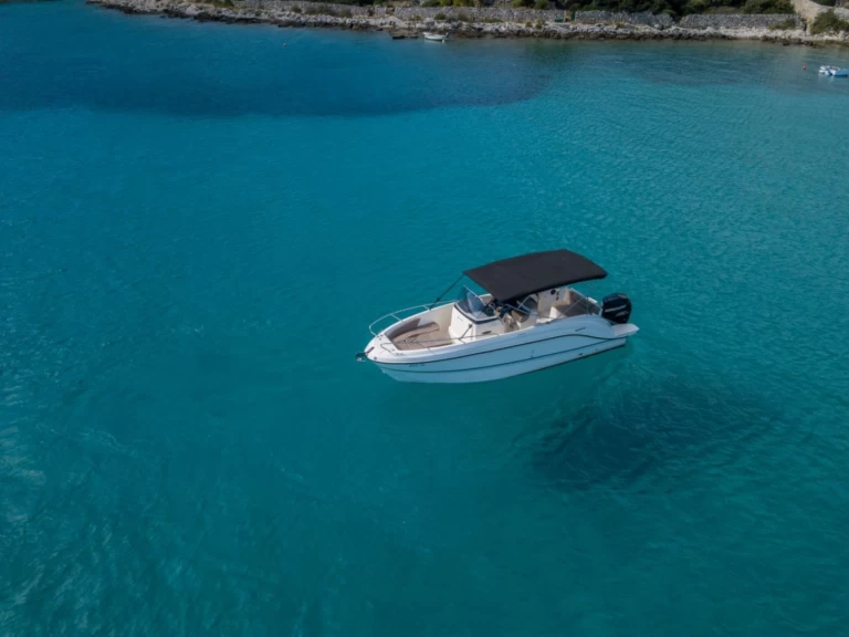 Alquiler de Quicksilver Activ 805 en Trogir