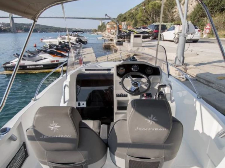 Alquiler de embarcaciones Jeanneau Cap Camarat 6.5 CC enDubrovnik en Samboat
