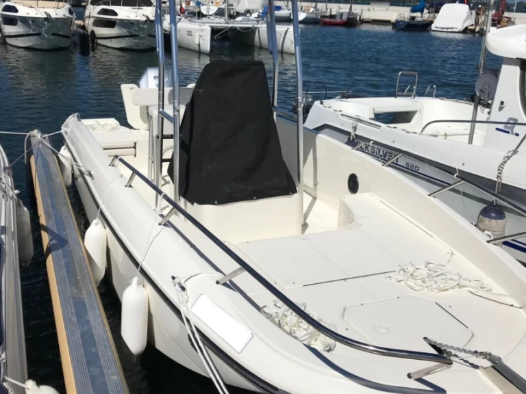 Bayliner CC7 de alquiler a Vevey