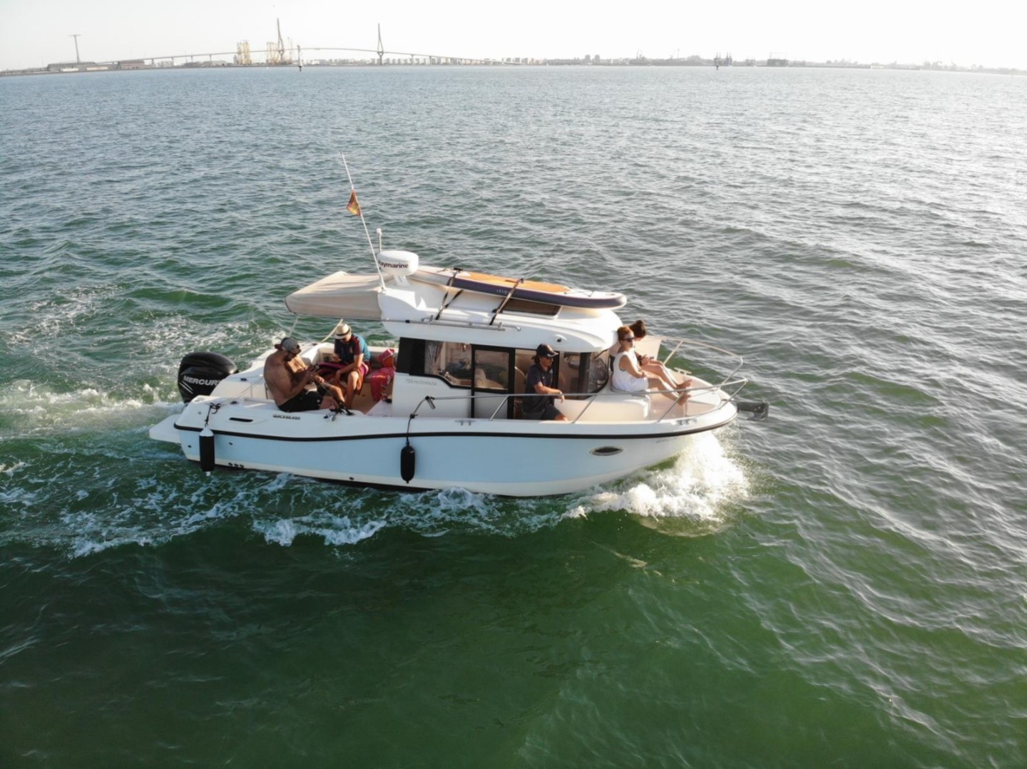 Alquiler de barcos El Puerto de Santa María barato de Captur 755 Pilothouse