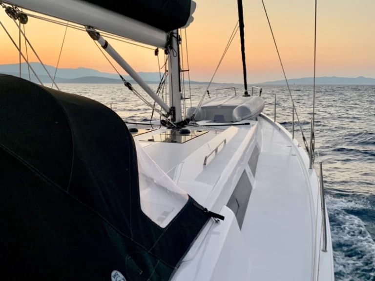 Velero para alquilar Nikiána al mejor precio