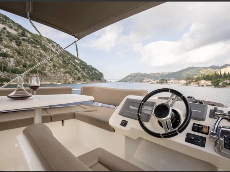 Alquiler de Jeanneau Prestige 400 Fly en Dubrovnik