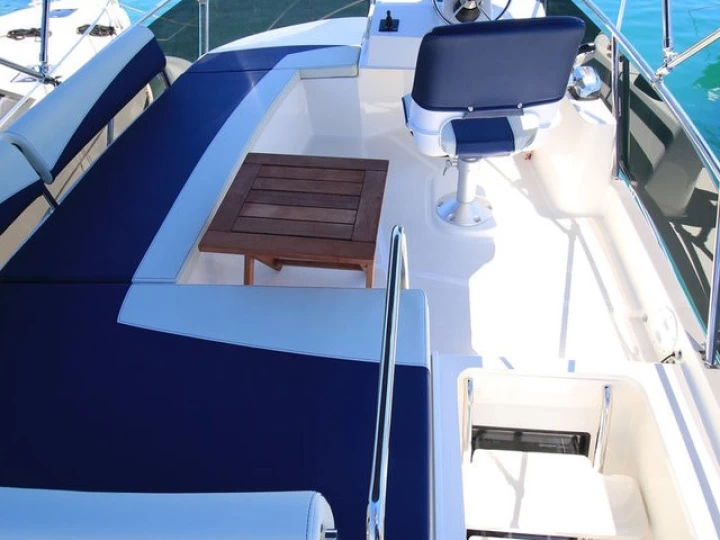 Alquiler de Delphia Platinum 989 Fly en Kukljica