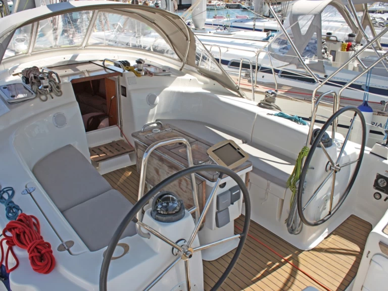 Alquiler de embarcaciones Bavaria Bavaria 42 Cruiser enLávrio en Samboat