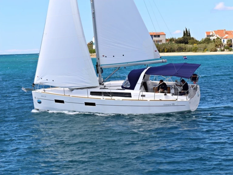 Alquiler de Bénéteau Oceanis 38.1 en Sukošan
