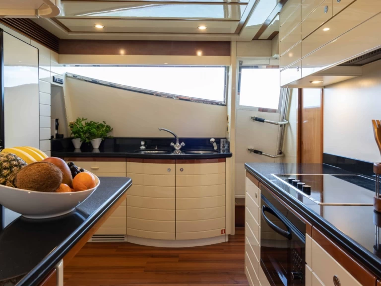 Alquiler de barcos Ellinikó barato de Ferretti 880