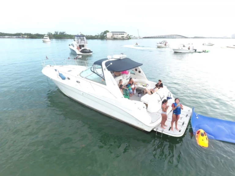Alquiler de embarcaciones Sea Ray Sea Ray 410 Express Cruiser enMiami en Samboat