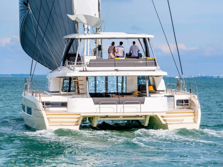 Alquiler de embarcaciones Lagoon Lagoon Sixty 5 enÁlimos en Samboat