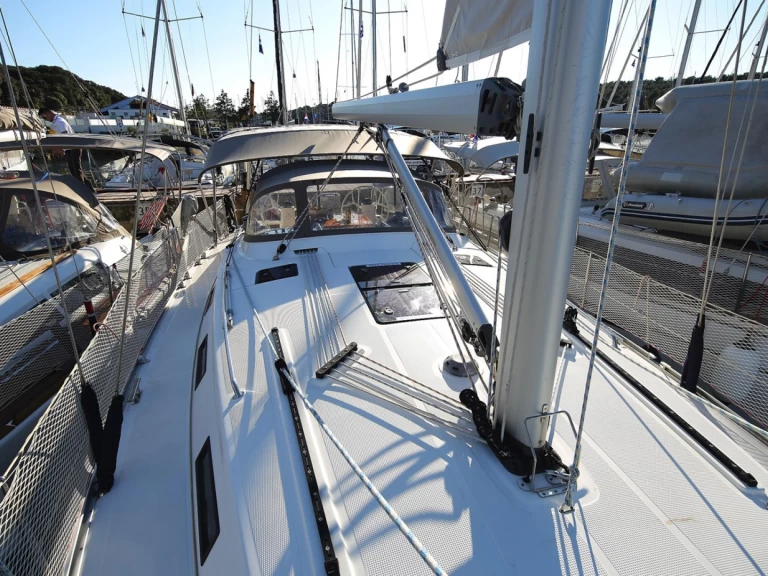 Alquiler de embarcaciones Bavaria Bavaria Cruiser 40 Avantgarde enPula en Samboat