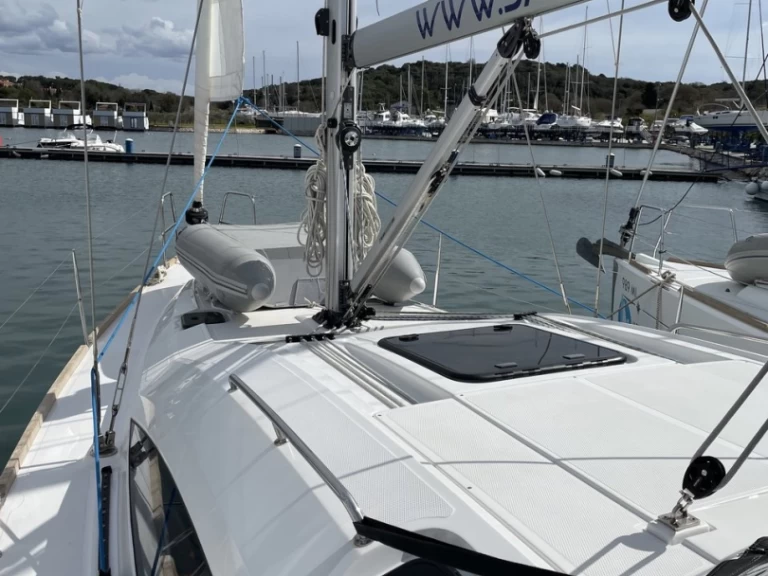 Alquiler Pula - Elan Impression 40.1 en SamBoat