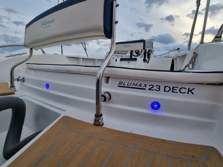 Alquiler de tancredi Bluemax 23 Deck en Zaton