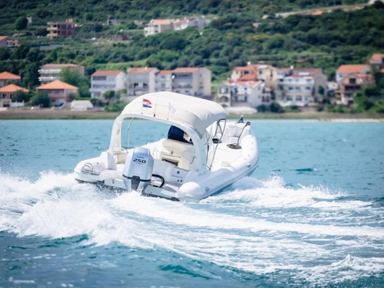 Alquiler de Nuova Jolly Prince 25 en Trogir