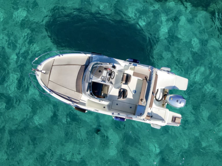 Alquiler de embarcaciones Jeanneau Cap Camarat 6.5 CC Style enMandelieu-la-Napoule en Samboat
