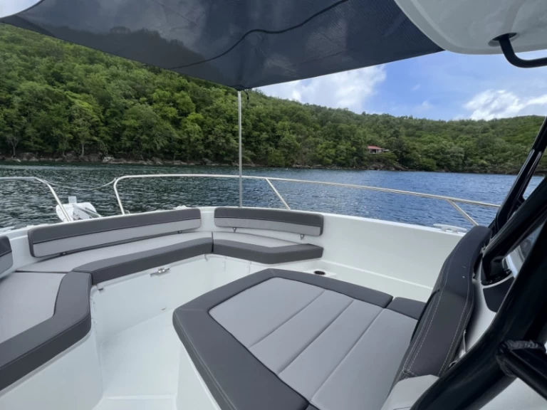 Alquiler de Jeanneau Cap Camarat 9.0 CC en Les Trois-Îlets