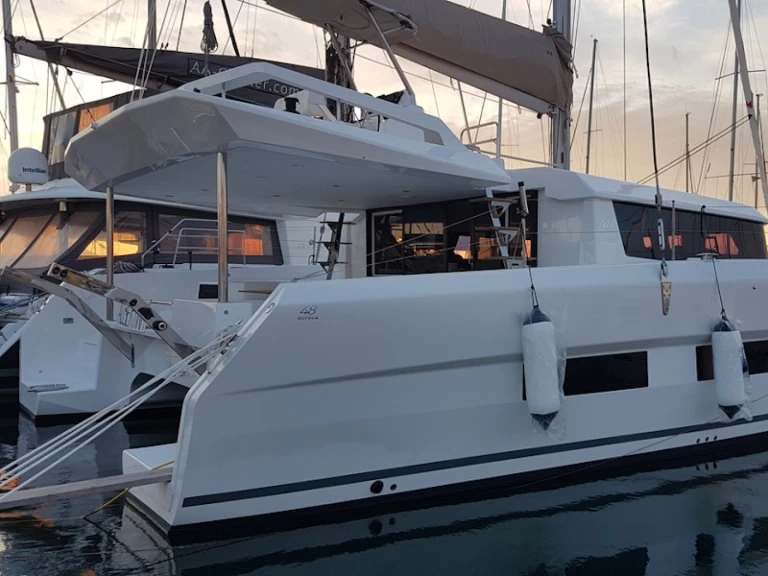 Alquiler de Dufour Dufour Catamarans 48 Sail en Álimos