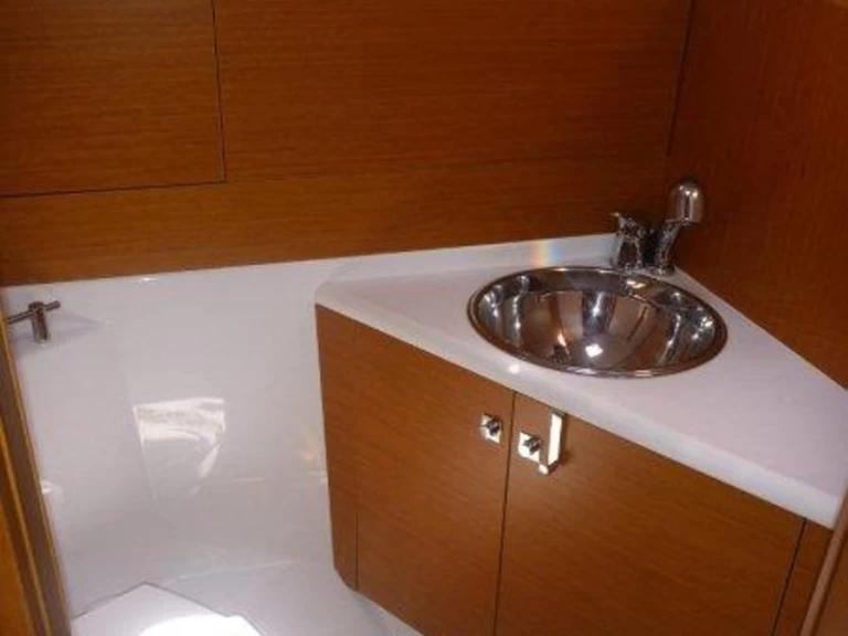 Alquiler Velero Jeanneau con o sin  título de navegación