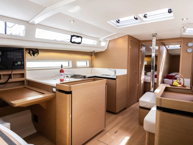 Alquiler de embarcaciones Jeanneau Sun Odyssey 440 enGouviá en Samboat