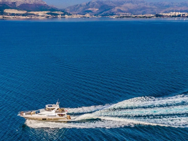 Alquiler de Azimut Azimut 66 Fly en Kaštel Gomilica