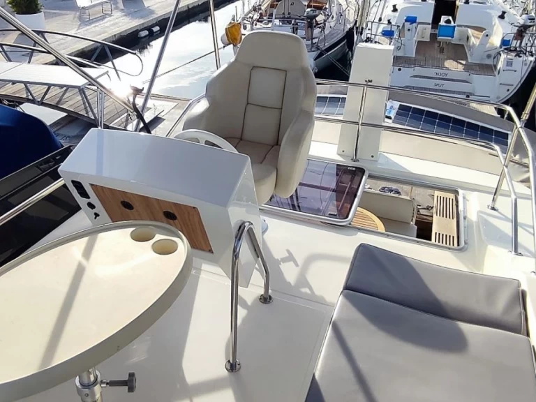 Alquiler de Cobra Yachts Futura 40 Grand Horizon en Trogir