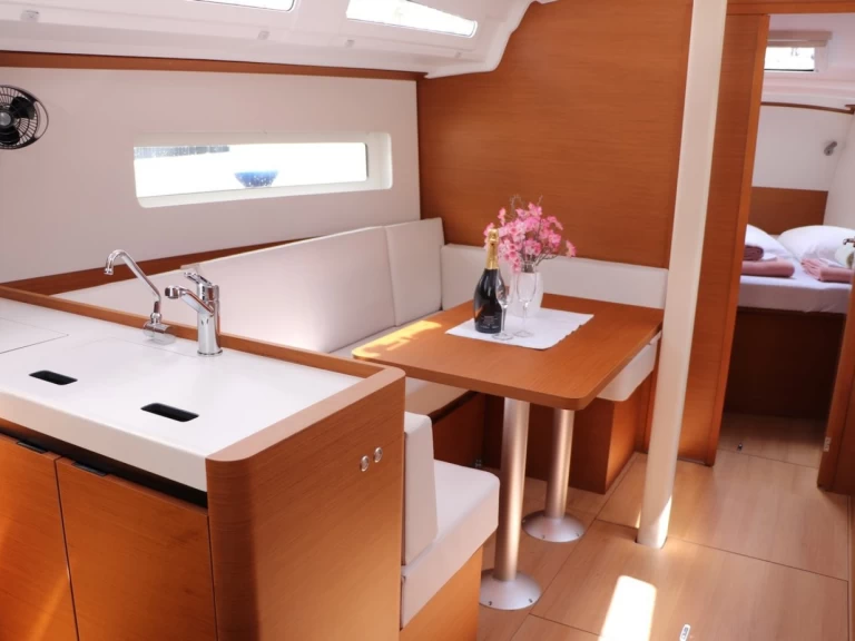 Alquiler de embarcaciones Jeanneau Sun Odyssey 380 enKomolac en Samboat