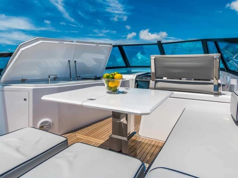 EVO Yachts R4 de alquiler a Bonifacio