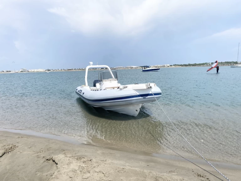 Alquiler de embarcaciones Capelli Tempest 750 enPort-Camargue en Samboat