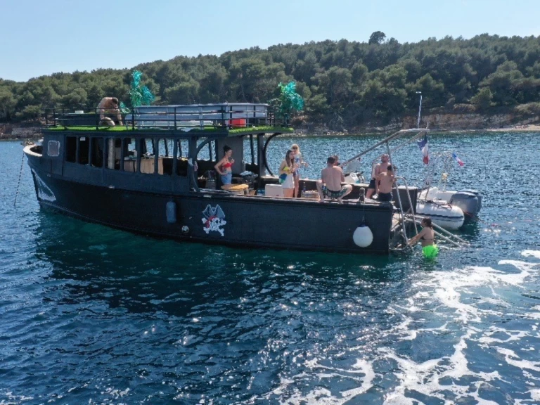 Custom Made Bateau Pirate de alquiler a Cannes
