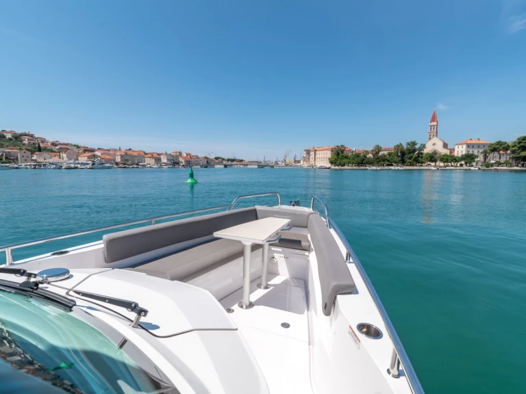 Axopar Axopar 28 T-Top de alquiler a Trogir