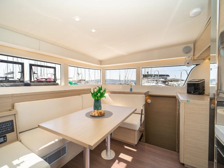 Catamarán para alquilar Kaštela al mejor precio