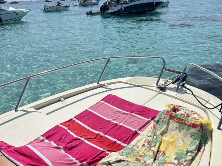 Alquiler de embarcaciones Invictus  Invictus 240 CX enMandelieu-la-Napoule en Samboat