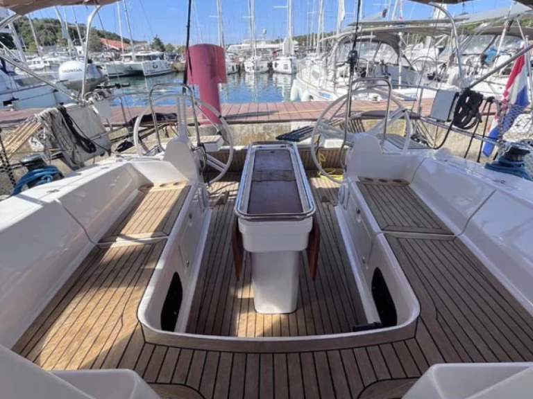 Alquiler Pula - Elan Impression 45 en SamBoat