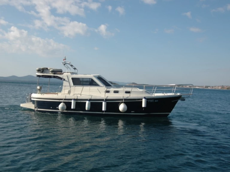 Alquiler de embarcaciones Sas Vektor ADRIA 1002 enSukošan en Samboat