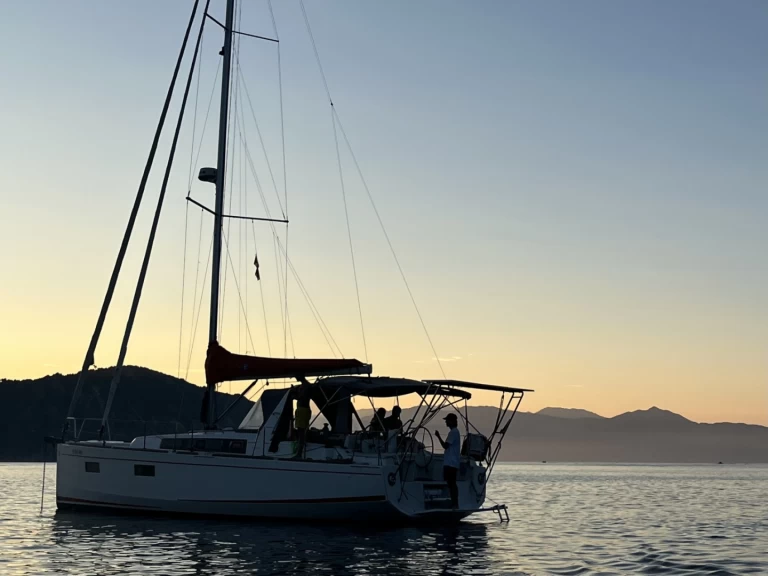 Alquiler de embarcaciones Bénéteau Oceanis 38.1 enl'Escala en Samboat