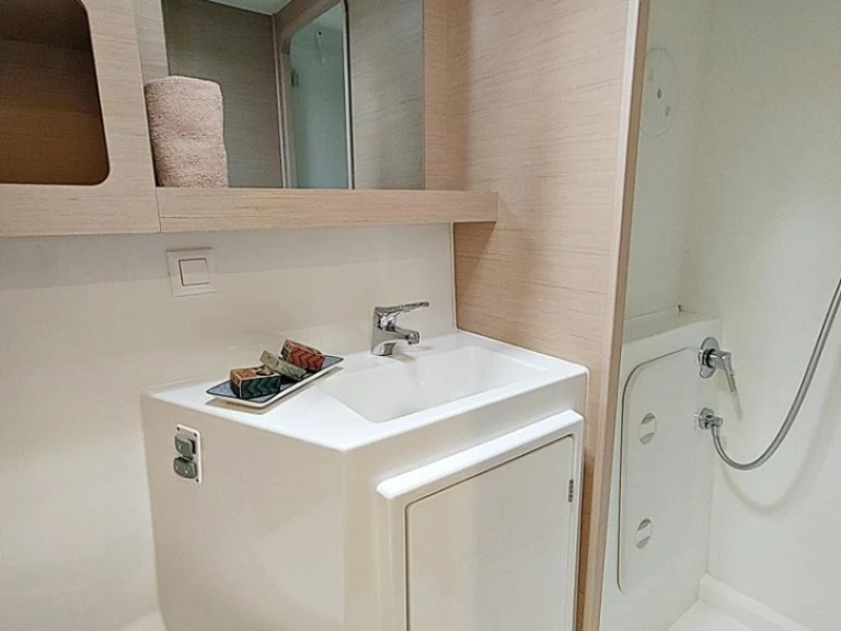 Alquiler de barcos Rogoznica barato de Lagoon 42