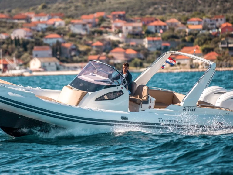 Capelli Tempest 1000 Open de alquiler a Sukošan