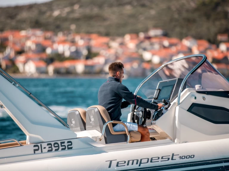 Alquiler de Capelli Tempest 1000 Open en Sukošan