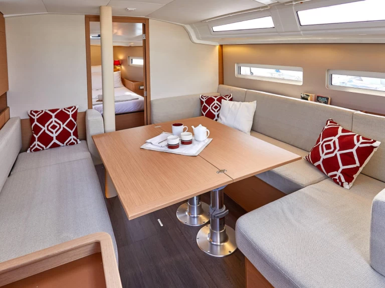 Alquiler de embarcaciones Jeanneau Sun Odyssey 410 enGouviá en Samboat