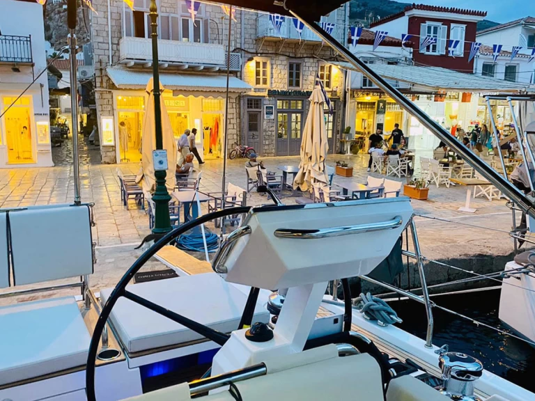 Bénéteau Oceanis Yacht 62 de alquiler a Ellinikó