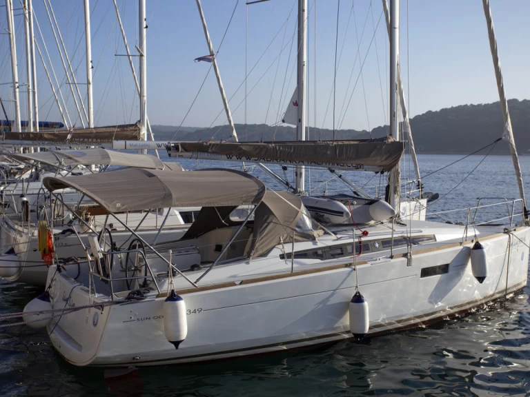 Alquiler de embarcaciones Jeanneau Sun Odyssey 349 enPula en Samboat