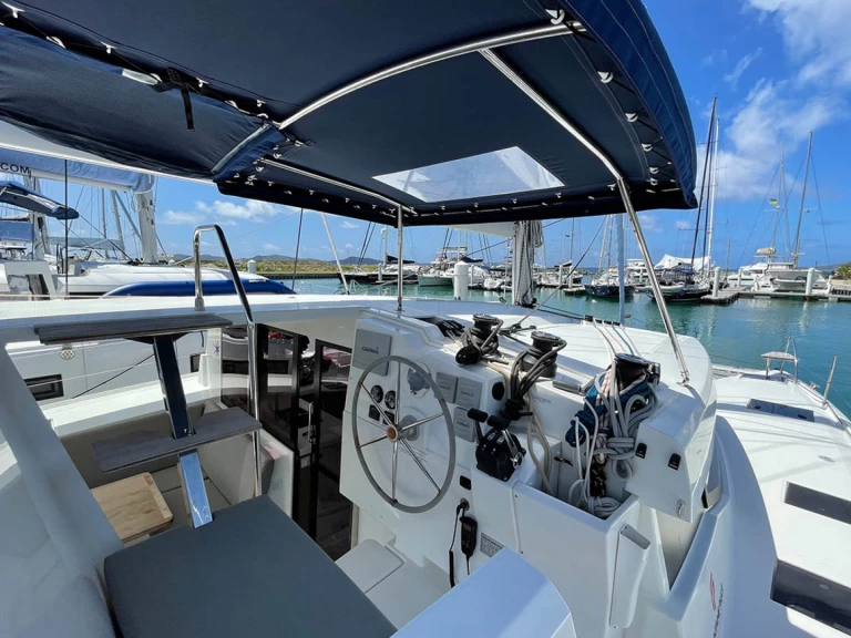 Alquiler de embarcaciones Fountaine Pajot Lucia 40 enRoad Town en Samboat