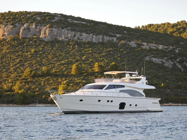 Alquiler de Ferretti Ferretti Yachts 681 en Split