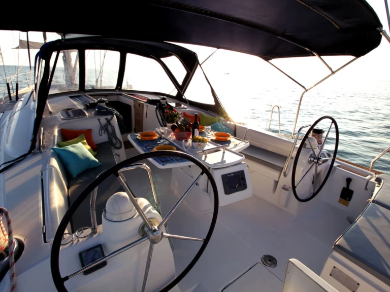 Alquiler de Bénéteau Oceanis 54 en Álimos