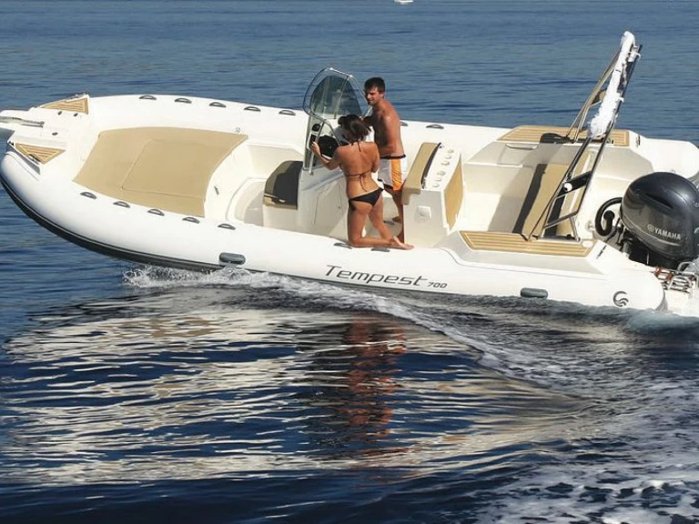 Alquiler de barcos Marsella barato de Tempest 700