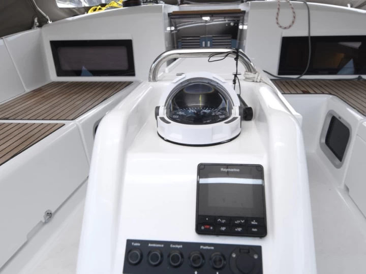 Alquiler de Velero, con o sin patrón Jeanneau Komolac