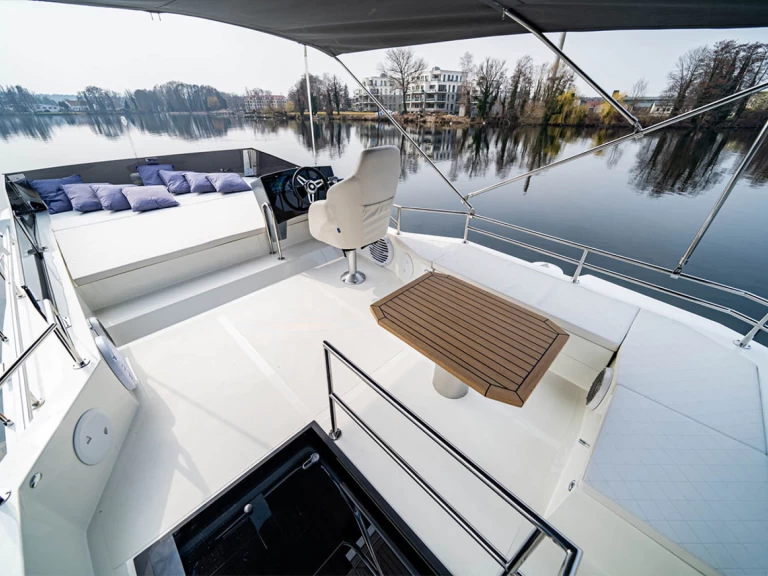 Alquiler de Yate de lujo, con o sin patrón Cobra Yachts Tribunj