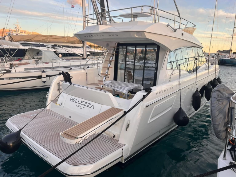 Alquiler de Jeanneau Prestige 42 Fly en Split